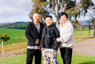 郭德纲带妻儿澳洲度假,大庄园挽手合照,郭汾阳扎耳洞手机不离手