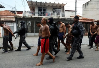 巴西最致命反毒行动：2500名警察围剿，121人死亡