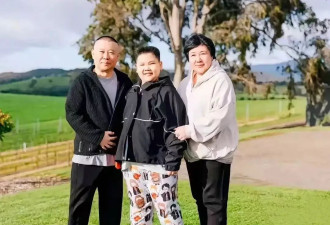 郭德纲一家三口国外秋游，10岁郭汾阳挺大肚穿花睡裤