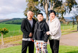 郭德纲带妻儿澳洲度假，大庄园挽手合照，郭汾阳扎耳洞手机不离手