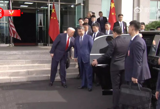 特朗普送习近平上专车 握手耳语后拍背道别
