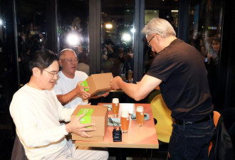 黄仁勋与李在镕 郑义宣 喝交杯酒