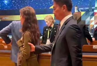 章泽天韩国开会，刘强东跟身后端咖啡像小弟