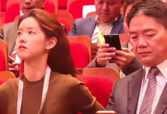 章泽天韩国开会，刘强东跟身后端咖啡像小弟