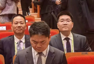 章泽天韩国开会，刘强东跟身后端咖啡像小弟