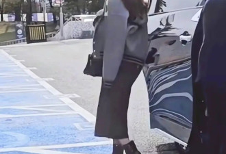 章泽天韩国开会，刘强东跟身后端咖啡像小弟