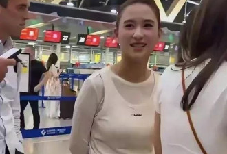 网友机场偶遇何超莲，本人弯腰驼背没有气质