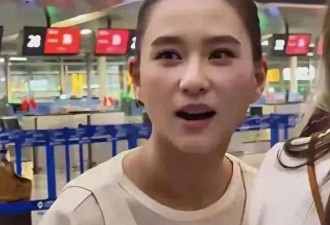 网友机场偶遇何超莲，本人弯腰驼背没有气质
