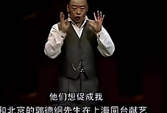 58岁周立波头发稀疏身体暴瘦，在街头拄拐行走