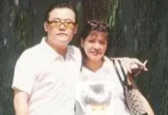 58岁周立波头发稀疏身体暴瘦，在街头拄拐行走