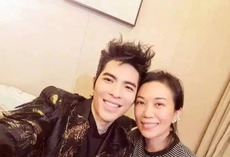 向太称呼林有慧“这个女的”，暗示女方不简单