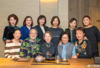刘嘉玲晒同学50年后合影，被吐槽不如同学自然
