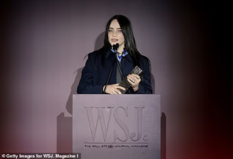 小扎40岁华裔妻领奖，穿抹胸裙很壮硕