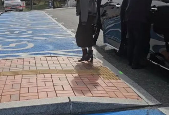 章泽天和刘强东冷战风波升级，下车后似陌路人