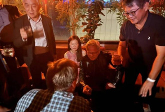 黄仁勋身边神秘样女子 是芯片偷卖中国的要角？
