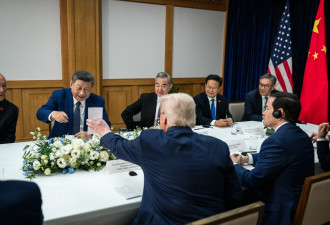 川普逗乐习近平 网友猜 神秘小卡片是她写的