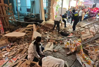 “长沙知名街巷墙体突发垮塌，压倒过路行人”