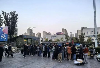 美院硕士母校附近摆摊，火了！每天都在排队