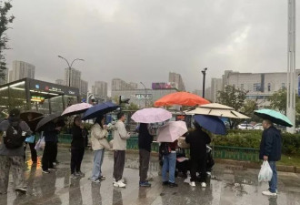 美院硕士母校附近摆摊，火了！每天都在排队