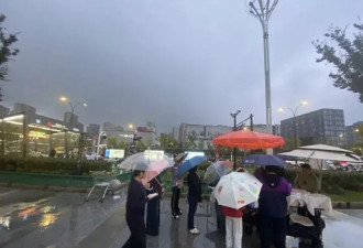 美院硕士母校附近摆摊，火了！每天都在排队