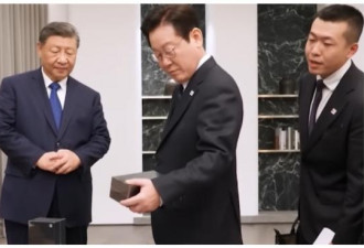 习近平送他小米手机 笑问“你看看有没有后门”