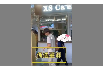 董卿带10岁儿子游布达拉宫，身材纤瘦，手臂黝黑，脸上白皙