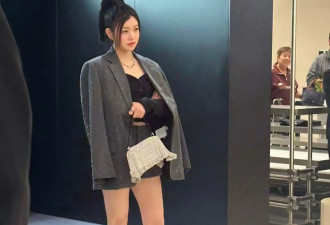 42岁陈妍希亮相活动，亮片西装配超短裤又美又飒，看着像二十出头