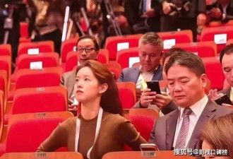 章泽天夫妻俩韩国参加会议,刘强东手拿咖啡像跟班