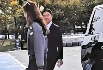 章泽天夫妻俩韩国参加会议,刘强东手拿咖啡像跟班