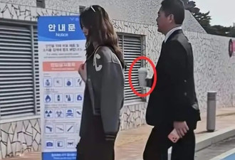 章泽天夫妻俩韩国参加会议,刘强东手拿咖啡像跟班