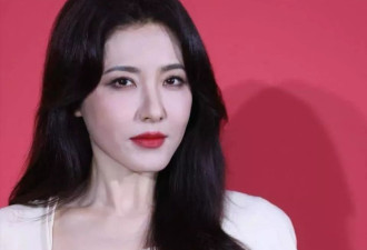 48岁曾黎回老家种地!满脸褶头发花白断崖衰老,徒手摘黄瓜像农妇
