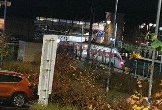 英国火车爆狂徒“大规模攻击”：目击者还原惊悚瞬间