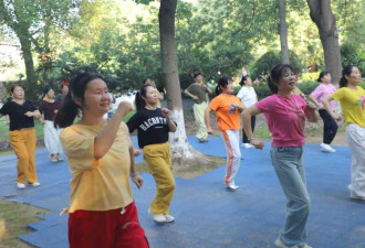 益阳一妈妈跳广场舞10年“唤醒”植物人女儿