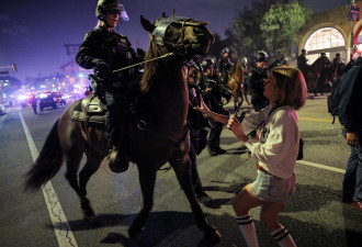 道奇“封王”夜 庆祝人群借机闹事袭警