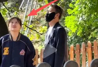 辛柏青带17岁女儿寺庙祈福！父女俩一直牵着手，李乃文也陪在身边