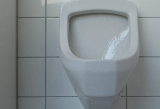 怪异男子看高中生如厕 下一动作令人大惊失色…