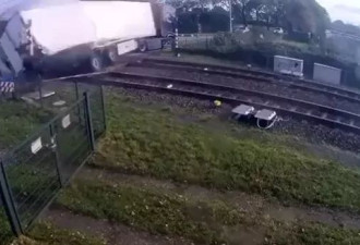 惊魂瞬间：大货车来回行驶 遭火车撞至粉碎