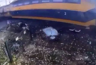 惊魂瞬间：大货车来回行驶 遭火车撞至粉碎