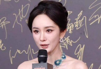 视界大会红毯尴尬瞬间！踩裙子、抢位置，手忙脚乱
