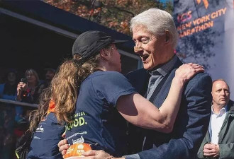 79岁克林顿鼻贴绷带现身马拉松 健康再成焦点