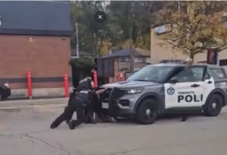 多伦多警方拘捕行动失控：女子遭警车连碾两次，画面曝光引发震惊