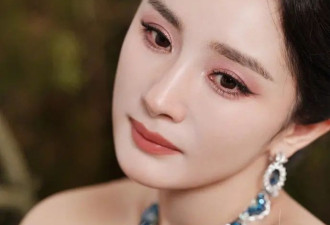 美神降临！杨幂穿30多斤礼服裙亮相活动，盘发造型太绝了