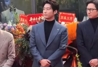 窦骁辟谣与何超莲离婚后首现身 戴着婚戒状态不错