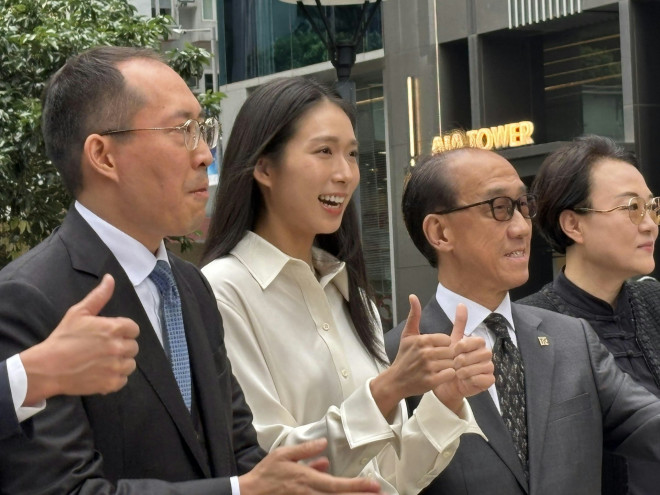 江旻憓（左二）称，已申请放弃加拿大护照，决定参选是因为初心是服务香港，回馈社会，她指有和小朋友说要有勇气追梦，自己要以身作则，服务业界和香港。（何夏怡摄）