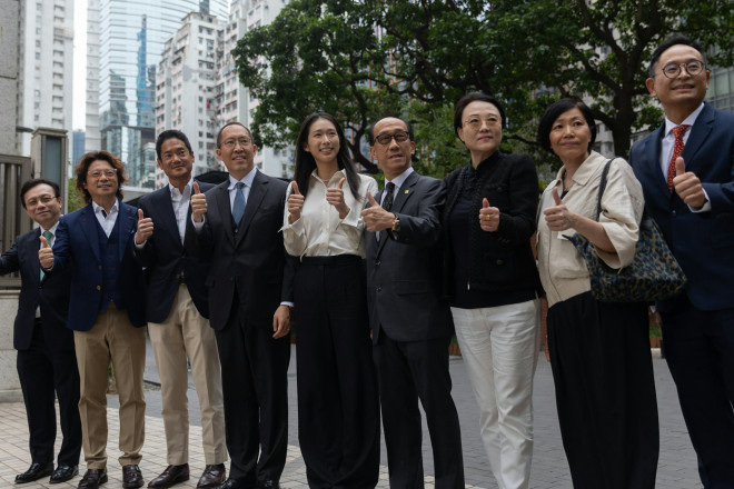 11月3日，巴黎奥运女子重剑金牌得主江旻憓（（左五）报名参选立法会功能组别旅游界，信和集团主席黄永光（左四）、马来西亚首富郭鹤年之子郭孔华（左三）、美丽华集团首席营运总裁陈宗彝等人到场支持。（廖雁雄摄）