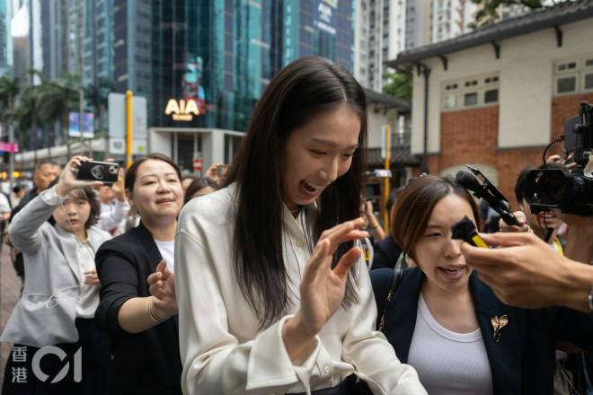 巴黎奥运女子个人重剑金牌得主江旻憓11月3日下午报名参选2025年立法会，竞逐旅游界功能界别议席。（廖雁雄摄）
