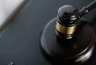 宁死不坐牢！美男法院三楼撞破玻璃跳下亡