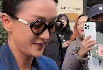 周迅白发素颜亮相巴黎，一脸老态认不出