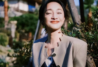 周迅白发素颜亮相巴黎，一脸老态认不出