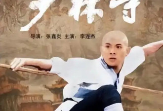 62岁李连杰豪宅游泳，大腹便便并无刀疤，脱光上衣向网友自证清白